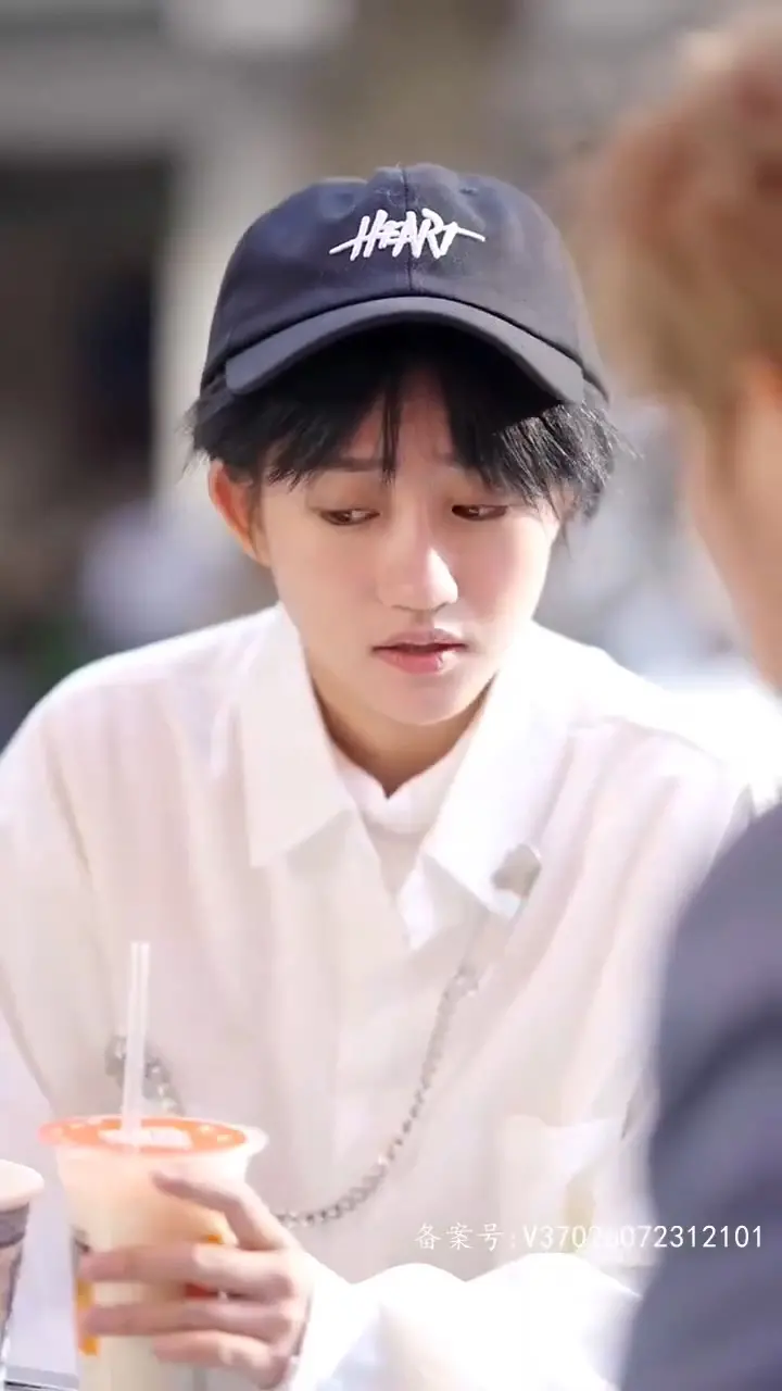 女扮男靠近云端的你 海报